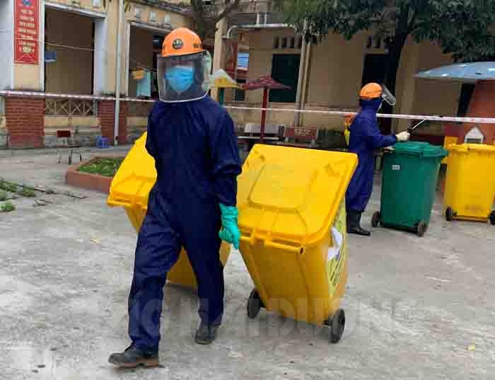 Vất vả thu gom rác thải có nguy cơ chứa SARS-CoV-2